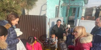 FOTO Polițiști și elevi, ajutoarele lui Moș Crăciun pentru mai multe familii din mediul rural