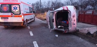 Șofer rănit după ce s-a răsturnat cu mașina