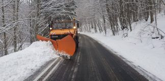 Se intervine pe drumurile județene unde s-a depus strat de zăpadă