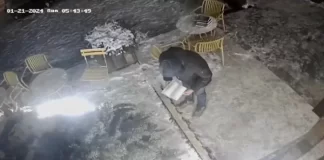 VIDEO A furat un teanc de cărți și l-a înapoiat după ce a citit una – proprietarul i-a făcut-o cadou