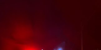FOTO Un bărbat care și-a înfipt un cuțit în torace a fost salvat de polițiști