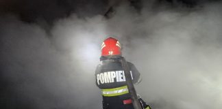 O casă din Bogza arde generalizat