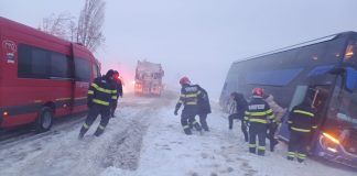 ULTIMA ORĂ Persoane înzăpezite, autocar ieșit în decor