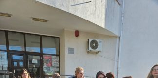 FOTO Medicii de familie și medicii din policlinică au protestat în fața CJAS Vrancea