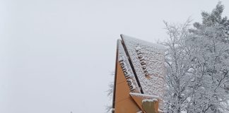 Carosabil alunecos la munte. Drumarii împrăștie material antiderapant