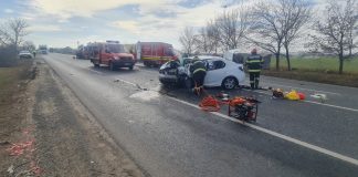 Trafic blocat pe E85, din cauza unui accident rutier. Două mașini implicate, patru răniți VIDEO