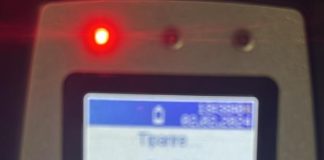 Beat turtă, un bărbat a intrat cu mașina într-un parapet