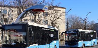 Tânăr cercetat pentru că ar fi spart geamurile de la un autobuz și un autoturism