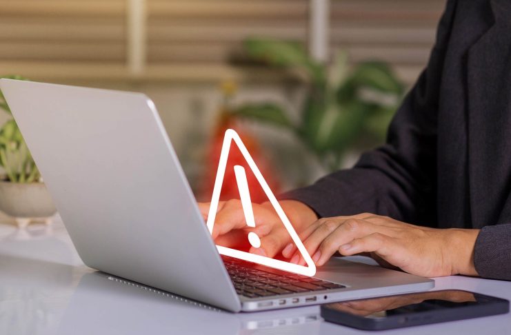 Cinci greșeli online care te pot costa. Le faci fără să-ți dai seama!