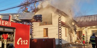 FOTO Incendiu la o casă din Valea Sării