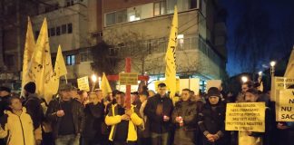 FOTO Protest AUR în fața sediului PSD Vrancea, cu cruce și lumânări. AUR nu este de acord cu alegeri comasate