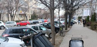 FOTO Au lucrat, dar au și stricat. Muncitorii care au pus pavele au distrus spațiile unde se află pubelele, iar acestea riscă să cadă pe mașini