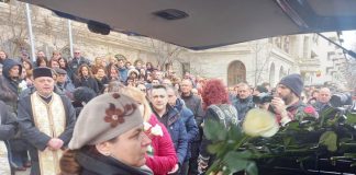 FOTO VIDEO Cătălin Toma a ajuns acasă: după un moment de reculegere la sediul Consiliului Județean, sicriul cu trupul neînsuflețit a fost depus la biserica din Jariștea