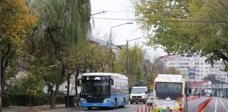 La Focșani, ca la balamuc. Stâlpii de la benzile dedicate transportului public vor fi eliminați