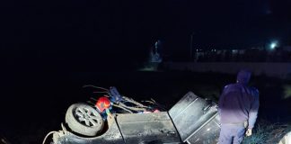 Adolescenți răniți după ce au intrat cu mașina într-un copac