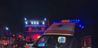 Un minor de 16 ani a luat mașina familiei și s-a uzbit de un copac
