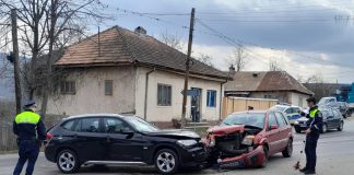 Două mașini s-au ciocnit la Vidra