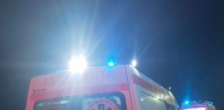 Trei răniți, printre care și o copilă de 13 ani, după ce o mașină a intrat într-un cap de pod
