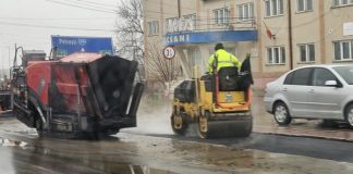 FOTO: Primarul Misăilă a intrat în panică. ”Timpul nu mai are răbdare” și asfaltează pe ploaie