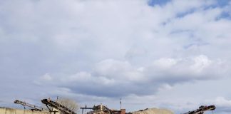 Zgomote și praf în urma activităților de la două balastiere din zona Adjudului