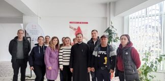 FOTO Preotul și mai mulți enoriași din Parohia Corbița au donat sânge