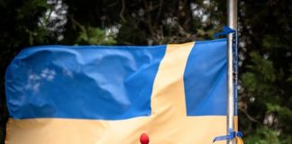 Suedia a devenit stat membru NATO. La sediul MApN a fost arborat drapelul Suediei