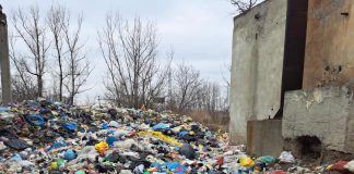 FOTO Firme de salubritate au transformat un teren din Suraia într-un depozitat ilegal de deșeuri
