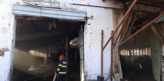 ULTIMA ORĂ FOTO Foc la o fabrică de mobilă din Nănești