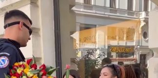 VIDEO Jandarmul sexy, cu flori în centrul Capitalei
