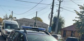 Un om al străzii a amenințat că-și taie venele, pe bulevardul Unirii