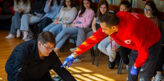 FOTO Importanța primului ajutor: elevii Colegiului Cuza din Focșani învață cum să salveze vieți