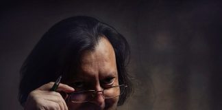 Cărțile care dărâmă blocul. Cum s-a transformat în știre virală gluma unui scriitor