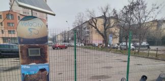 FOTO Prima stație inteligentă de biciclete din Focșani, investiție ruginită și inutilă