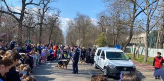 FOTO Copiii, prietenii polițiștilor / Câinii polițiști, în centrul atenției
