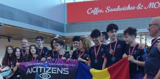 FOTO-VIDEO Campionii mondiali la robotică s-au întâlnit cu focșăneni stabiliți în SUA / Un mesaj de felicitare le-a transmis și pilotul avionului