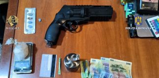 Vrânceni arestați preventiv pentru trafic de droguri de mare risc. La percheziții s-au găsit droguri, grindere, bani și un pistol cu bile