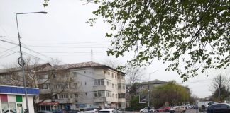 Alegerile bat la ușă, iar timpul nu mai are răbdare. Primarul Misăilă asfaltează și noaptea, în prag de alegeri, ca să nu piardă din voturi