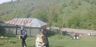 FOTO Cadouri de Paști, pentru vrâncenii din zone greu accesibile: „Dăruim zâmbete și bucurii de Sfintele Sărbători de Paști!”
