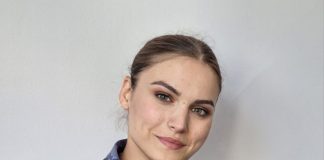 O tânără din Focșani, sărbătorită zilei de Florii la Școala Militară de Maiștri Militari a Forțelor Navale