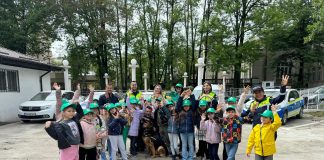 FOTO Elevi de la Școala Gimnazială „Ștefan cel Mare” au plantat copaci la sediul IPJ în ”Săptămâna Verde”