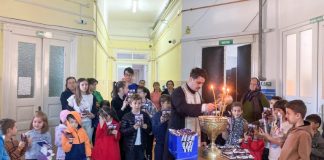 FOTO Icoane și cărți de rugăciuni pentru pacienții din Spitalul Vidra, dăruite de copiii din comună