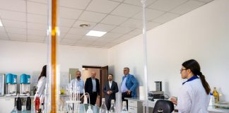 FOTO Ministrul Mediului, în vizită la o fabrică din Focșani care produce ambalaje cu garanție