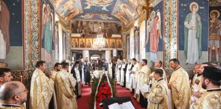 FOTO Preotul Sorin Buzatu, din Măicănești, condus pe ultimul drum de un număr mare de slujitori ai bisericii și de enoriași