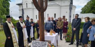 FOTO-VIDEO Eroii martiri ai temnițelor comuniste, omagiați la monumentul din curtea cimitirului Crucea de Sus din Panciu