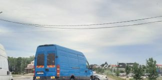 FOTO Două mașini s-au ciocnit pe E85, în fața Primăriei Golești