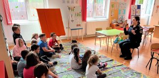 FOTO Polițiștii vrânceni continuă campania ”Copilărie în siguranță” / Oamenii legii se vor afla și pe 1 iunie în mijlocul copiilor