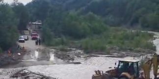 VIDEO Viiturile încep să pună probleme în Vrancea. Nu se circulă pe un pod din zona Năruja