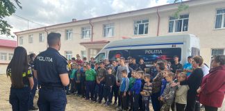 FOTO Polițiștii vrânceni, și anul acesta alături de copiii de la Centrul Special Măicănești