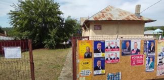 Obiceiuri care nu dispar în ziua votului: oameni aduși la vot, cu mașina, de angajații primăriei, afișe electorale în preajma secțiilor de votare, promisiuni și intimidări