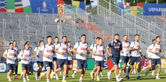 VIDEO Mesajul tricolorilor lui Iordănescu pentru elevii care susțin Evaluarea Națională: Vă ţinem pumnii aşa cum şi voi o faceţi pentru noi!